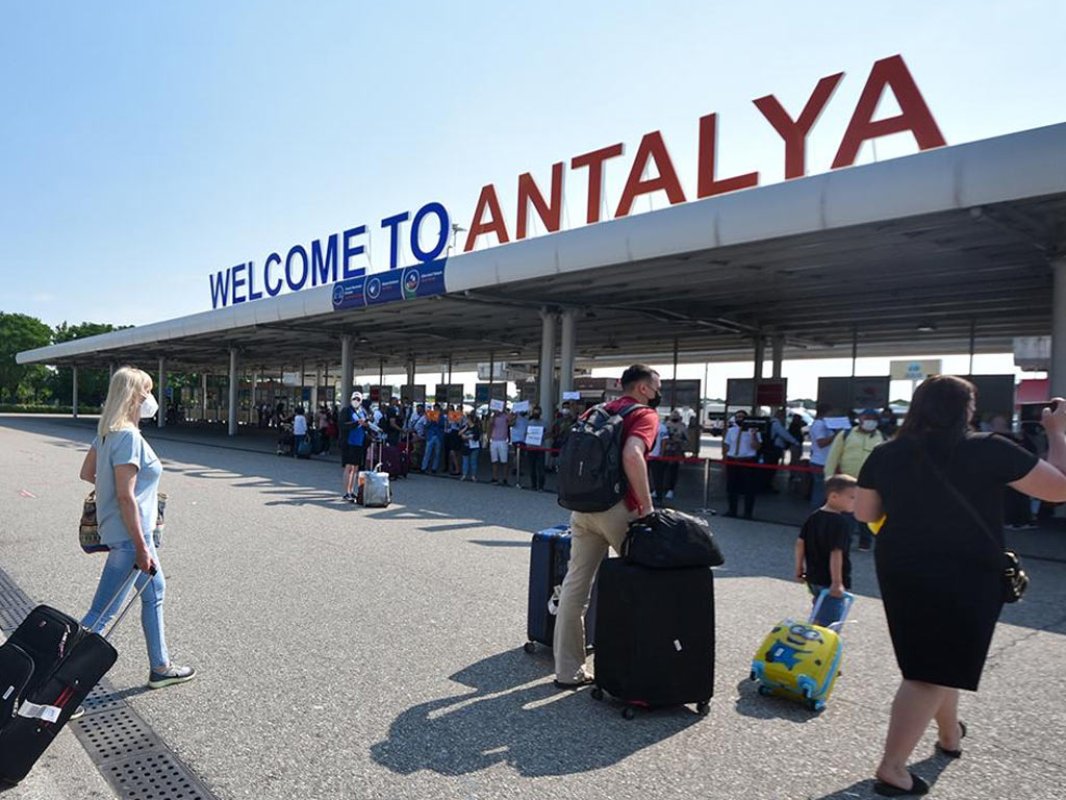 Antalya 2025’te Turizm Rekorunu Tazeledi: 17 Milyon Ziyaretçi Eşiği Aşıldı!