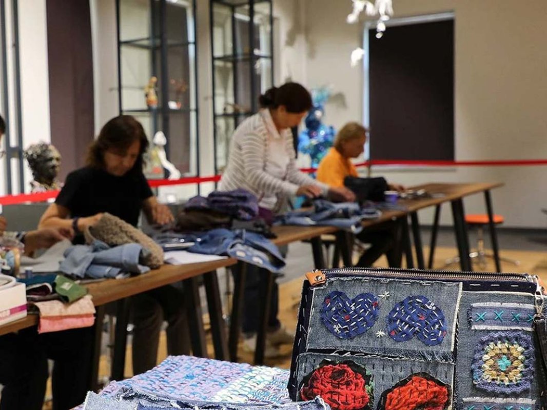 Akdeniz Üniversitesi Öğrencileri ve Sığınma Evindeki Kadınlar El Ele Verdi: Geri Dönüşüm Çantalar Umut Oldu